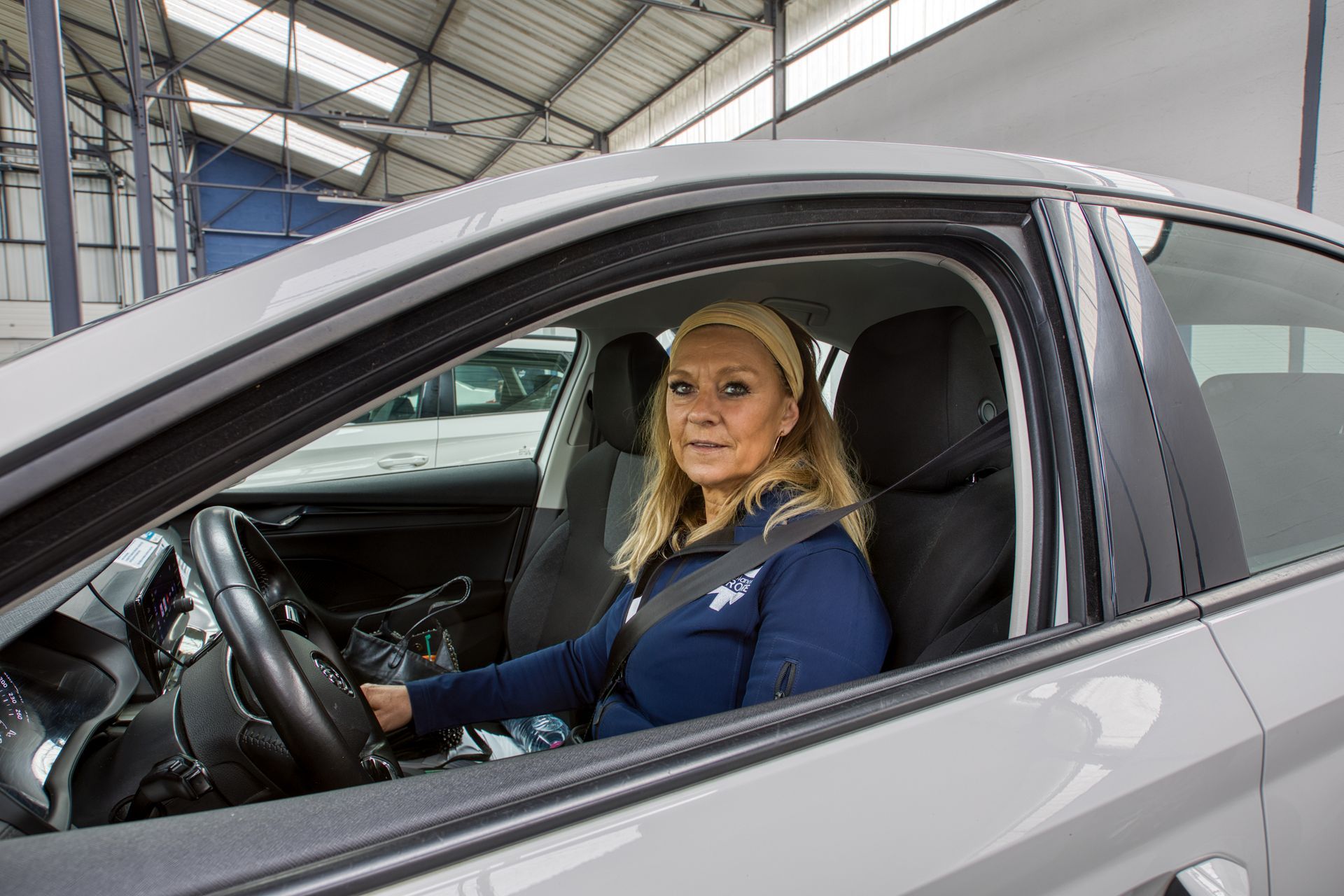 Conductrice d'un VSL au volant