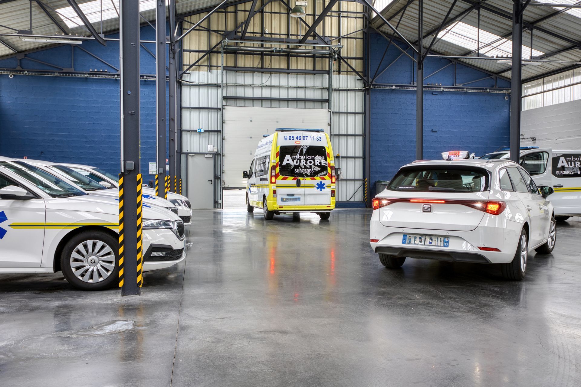 Ambulance et taxi sortant du dépôt