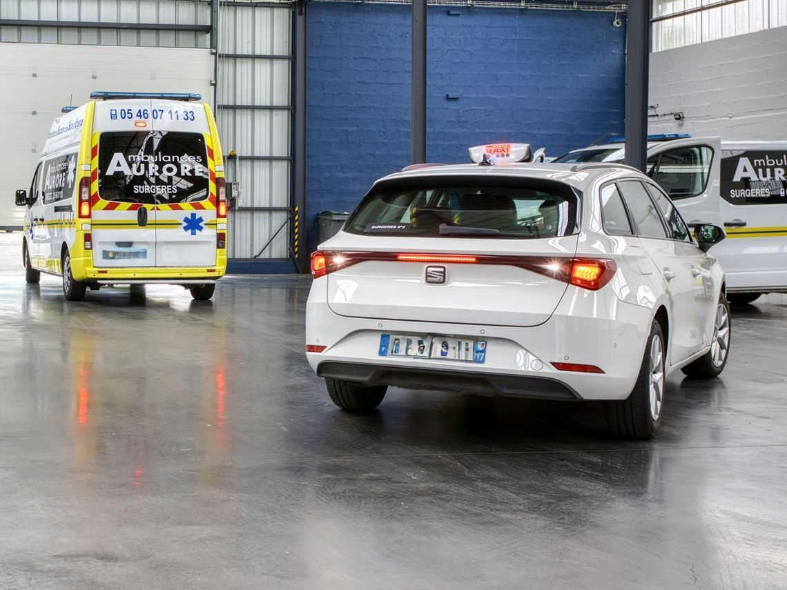 Taxi et ambulances vus de l'arrière