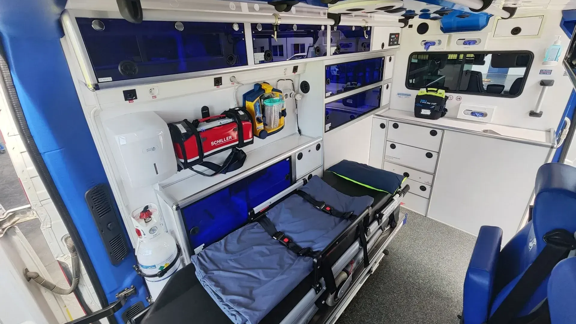 Intérieur aménagé d'une ambulance