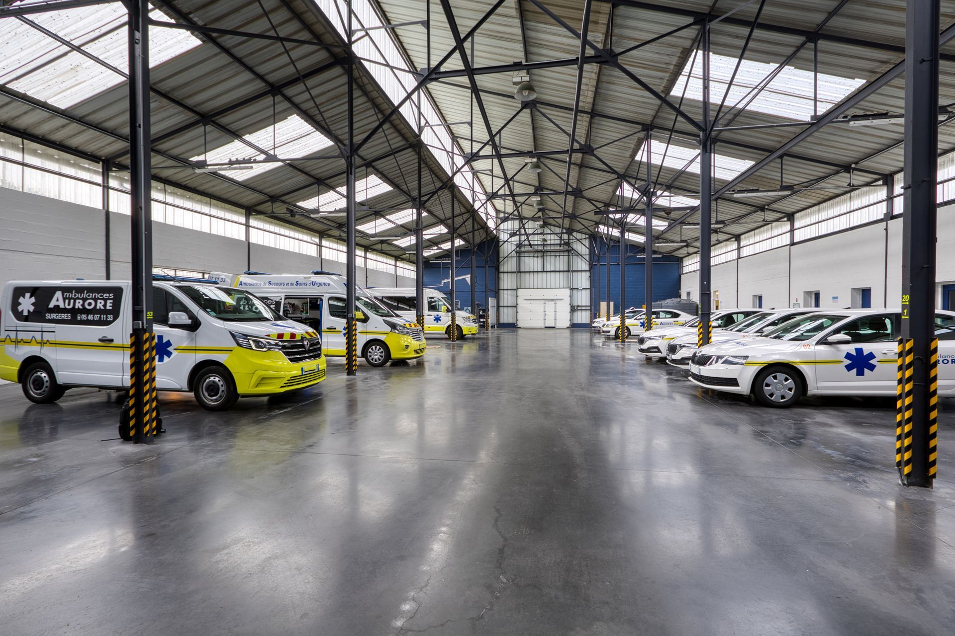 VSL et ambulances garées dans le dépôt