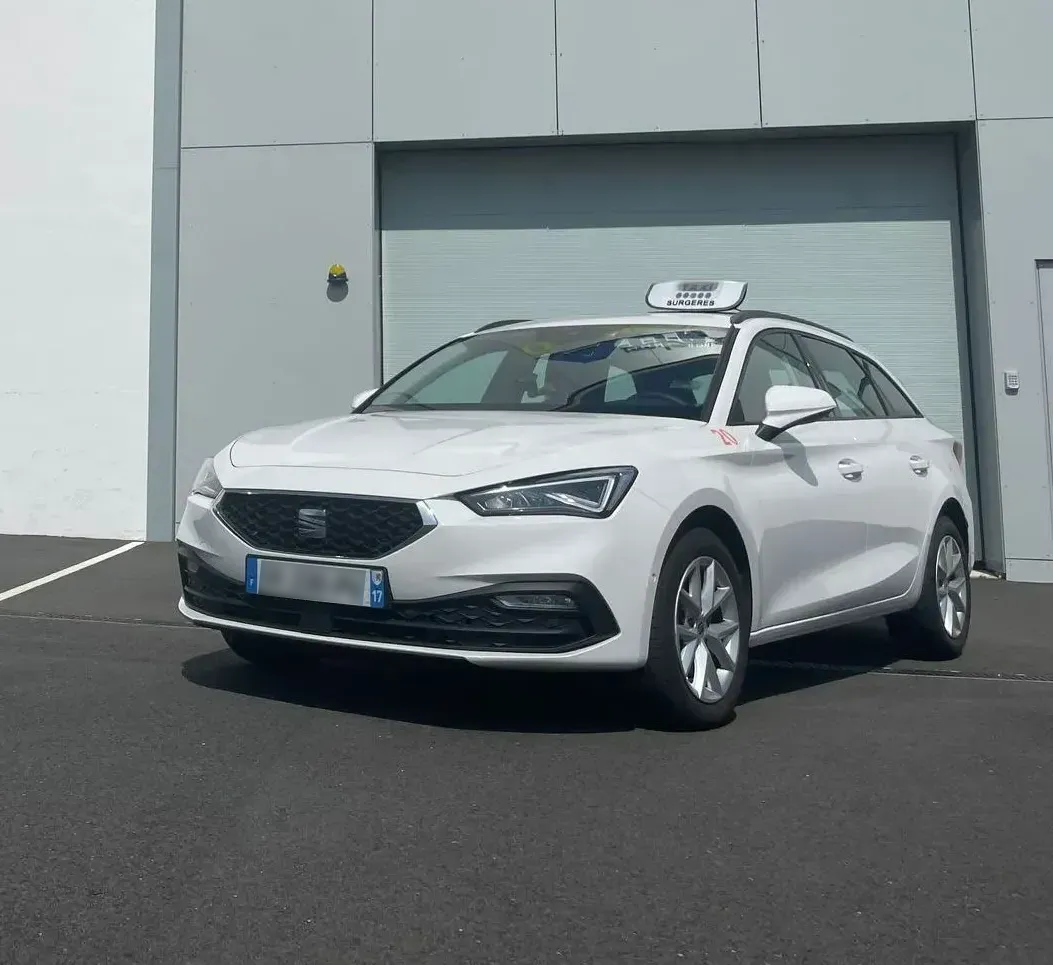 Taxi devant l'entrée du dépôt