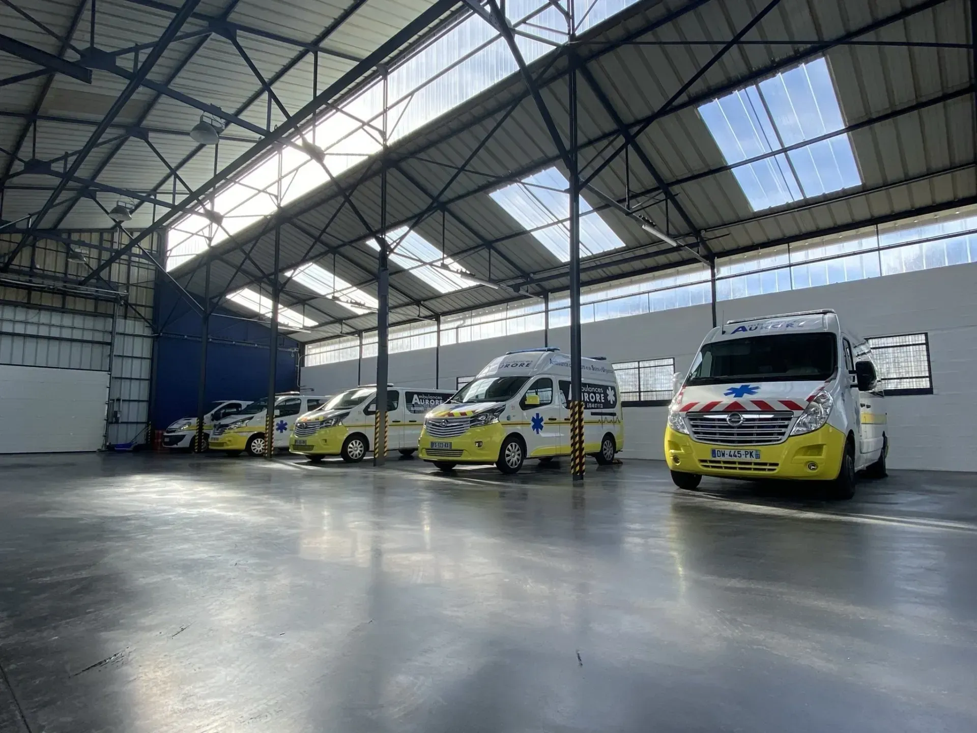 Cinq ambulances stationnées dans le dépôt