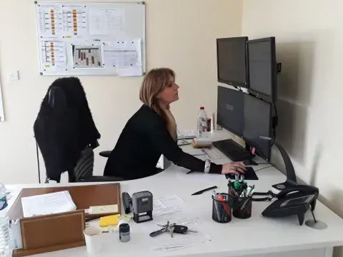 Employée faisant de la régulation