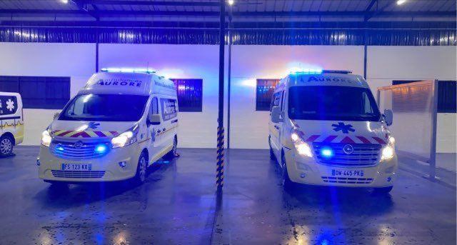 Deux Ambulances avec gyrophares