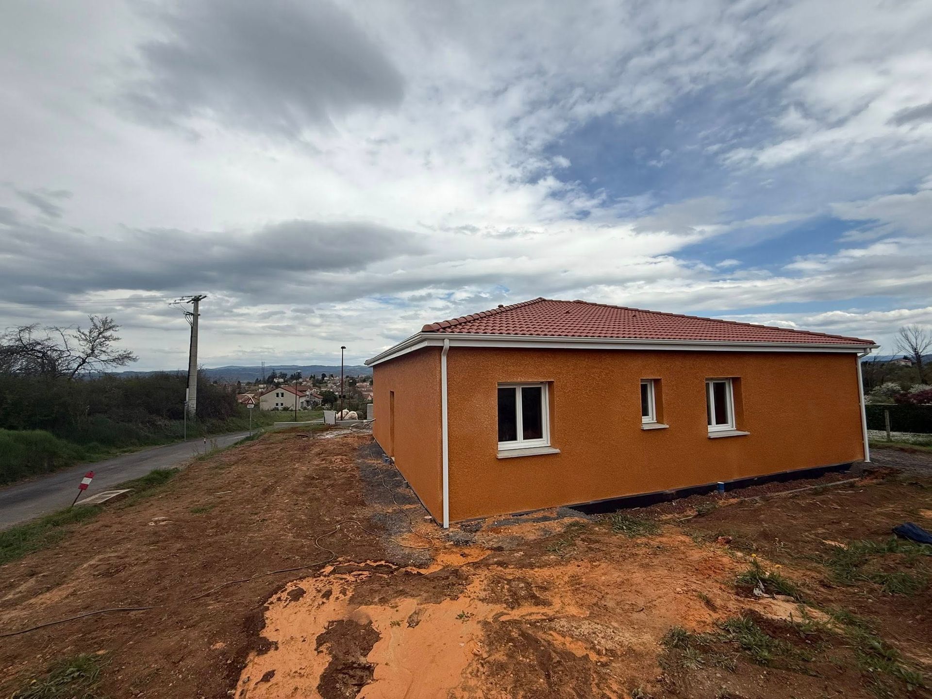 Une maison orange foncé.