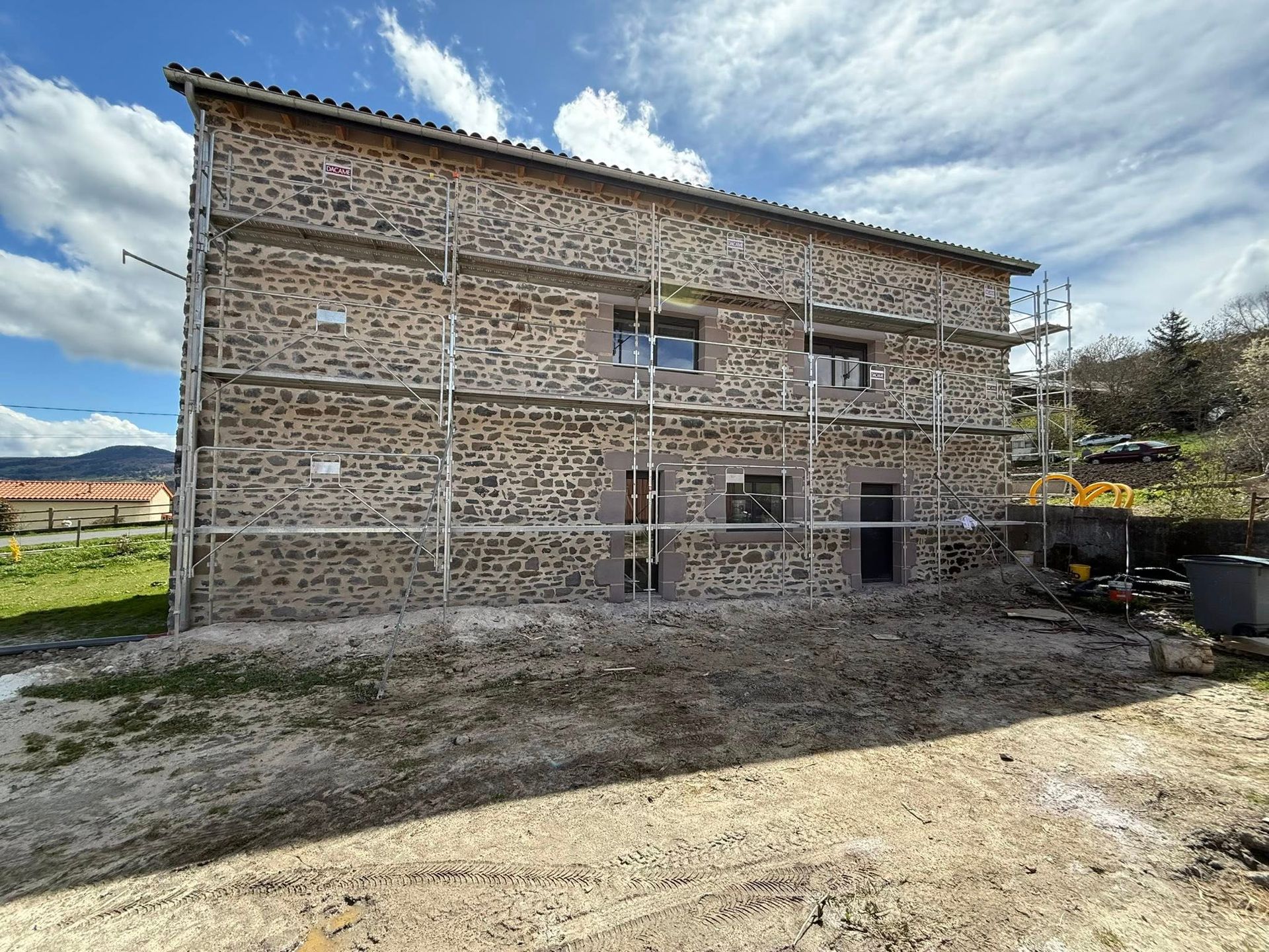 Un bâtiment avec des pierres.