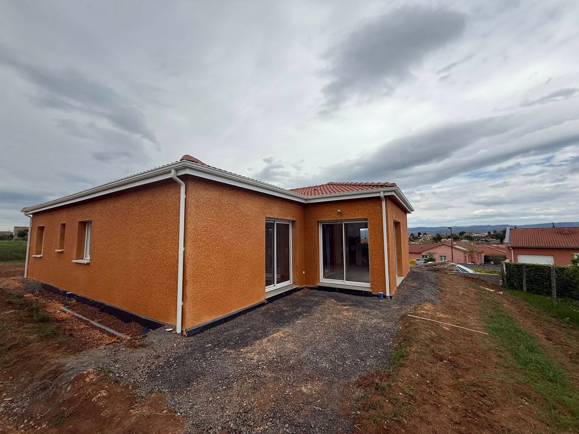 Une maison avec ses façades orange.