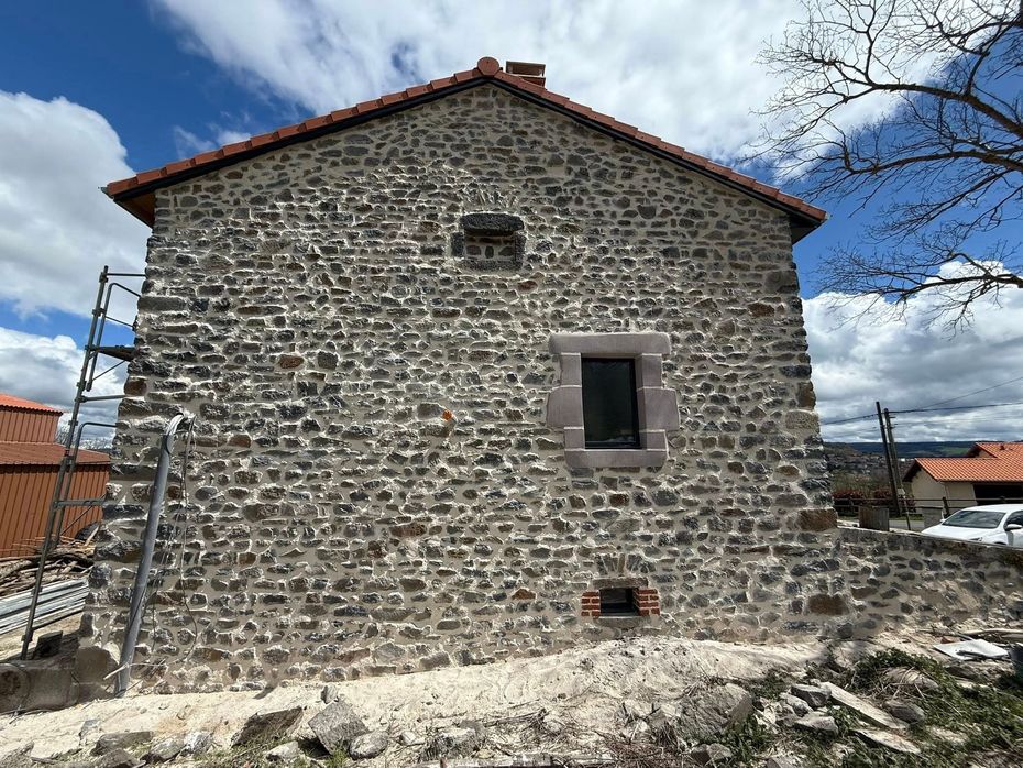 Une maison faite de pierres.