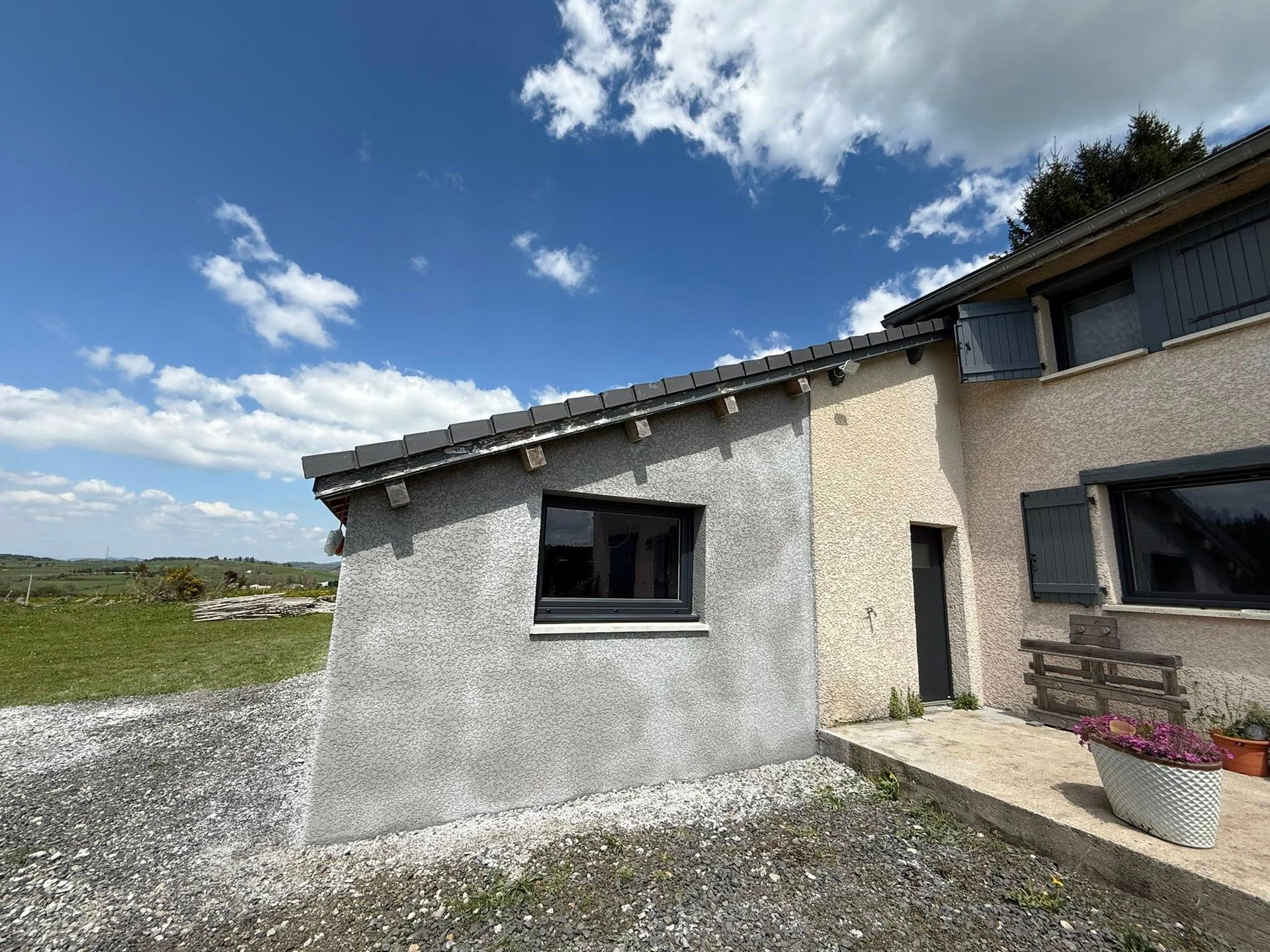 Une façade d'une maison grise.