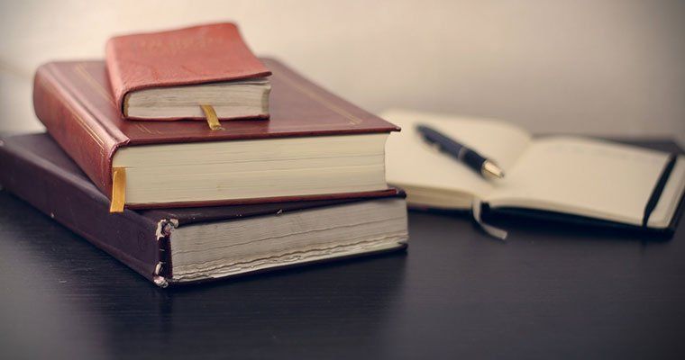 Livres de droit sur un bureau