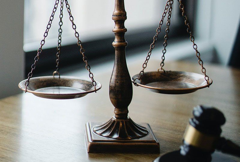 Livres de droit sur un bureau