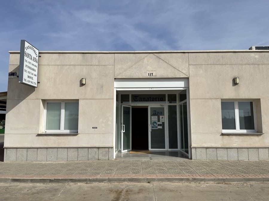 Un edificio con un cartel en el lateral que dice 'farmacia'.