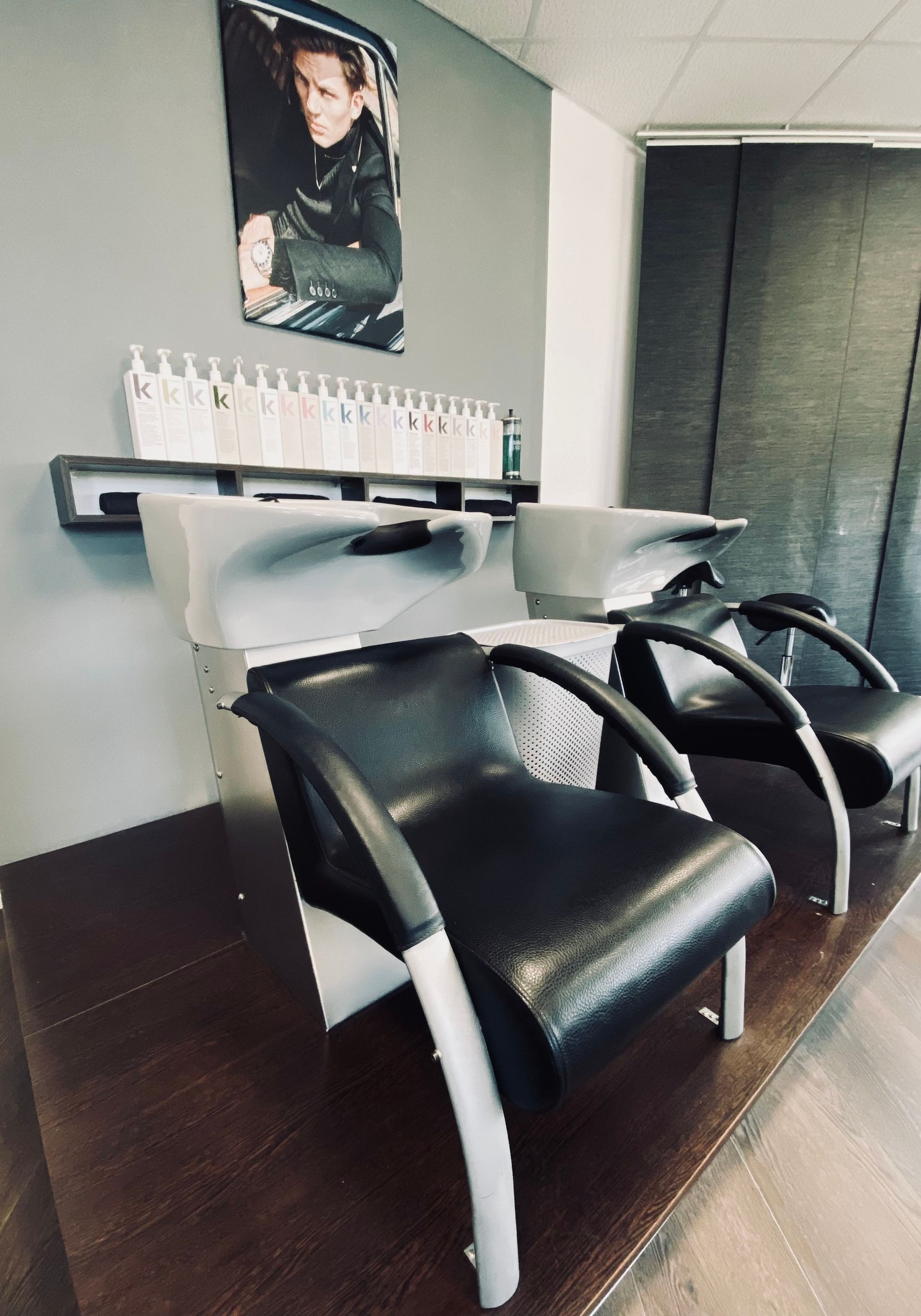 Ein Friseursalon mit zwei Stühlen und einem Waschbecken.