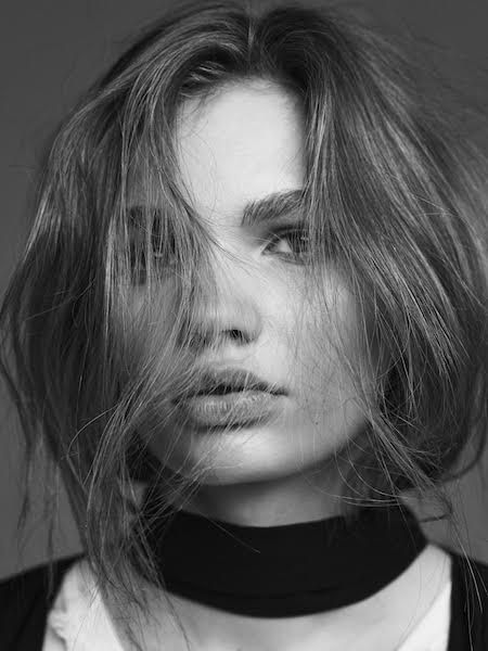 Due Hair - Fotomodel mit mittellangem Haar schaut in die Kamera