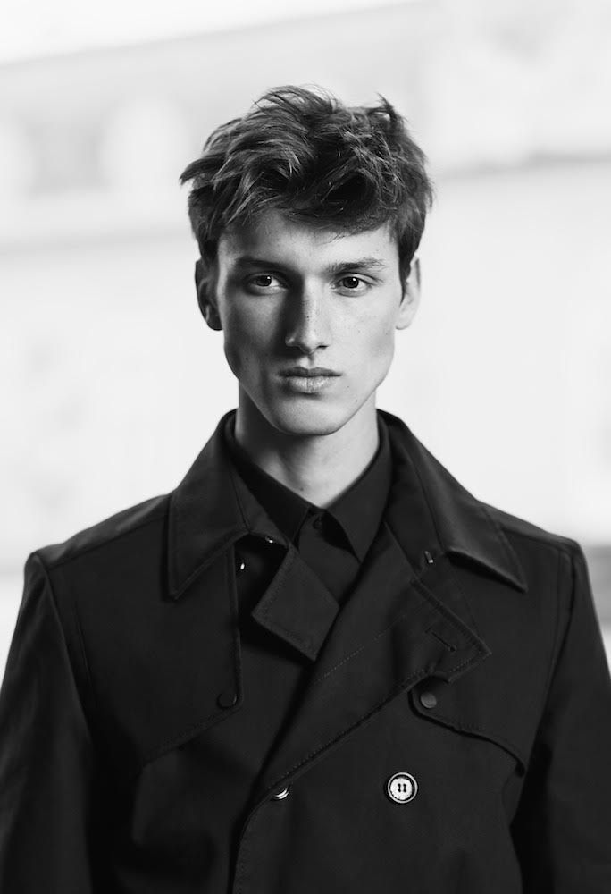 Due Hair - Blonde Frau mit langem, welligem Haar blickt in die Kamera