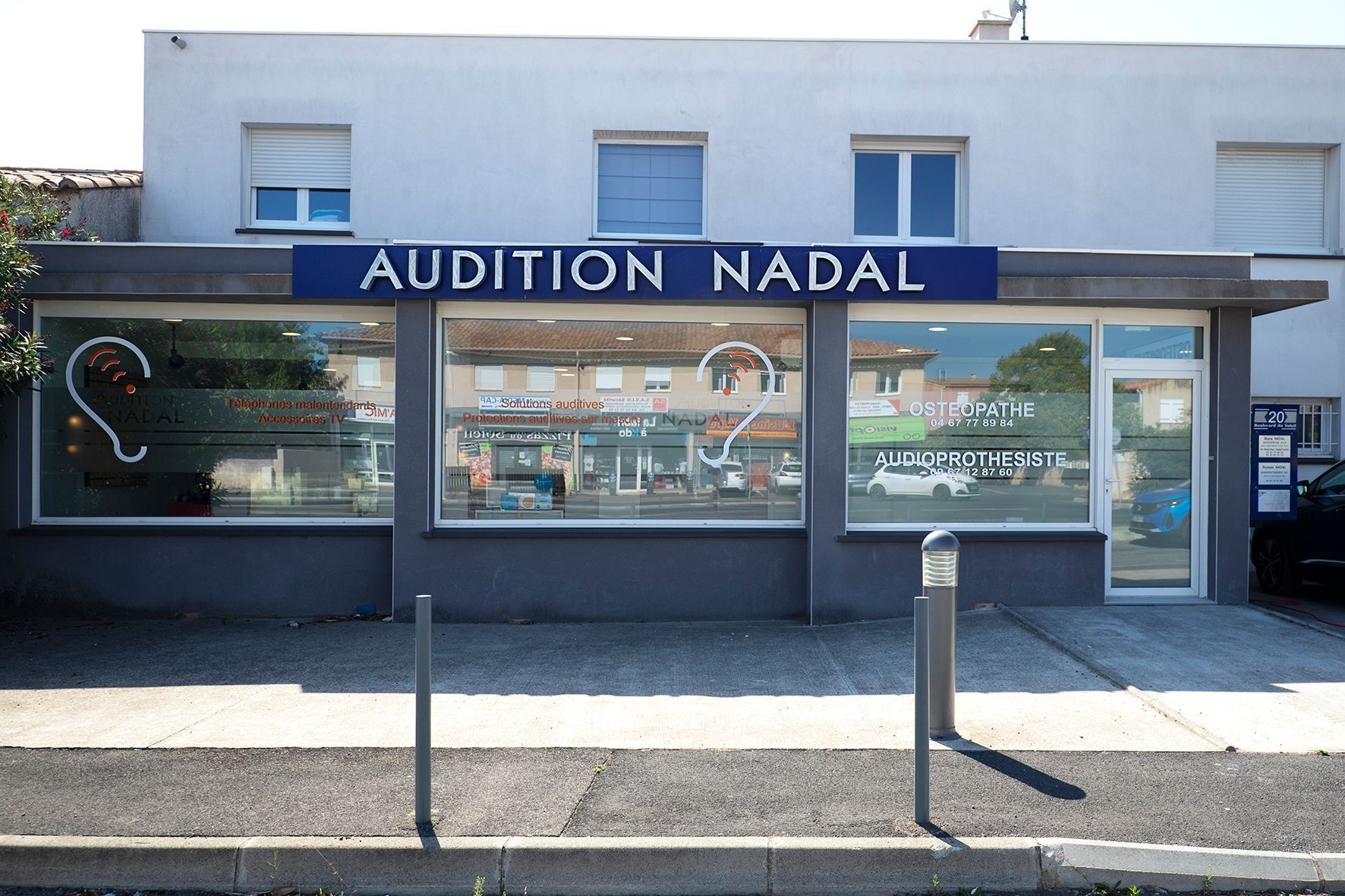 Vitrine du centre Audition Nadal avec enseigne, grandes vitrines et trottoir extérieur.