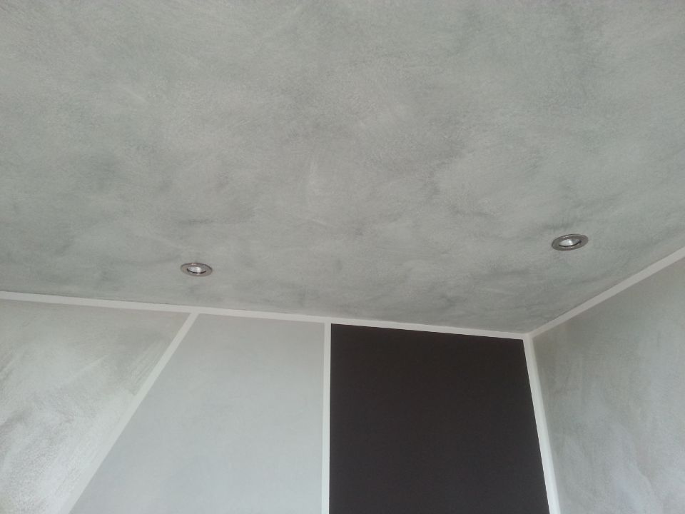 Gold Manuel Malerbetrieb Deckenstrahler an einer grauen Decke