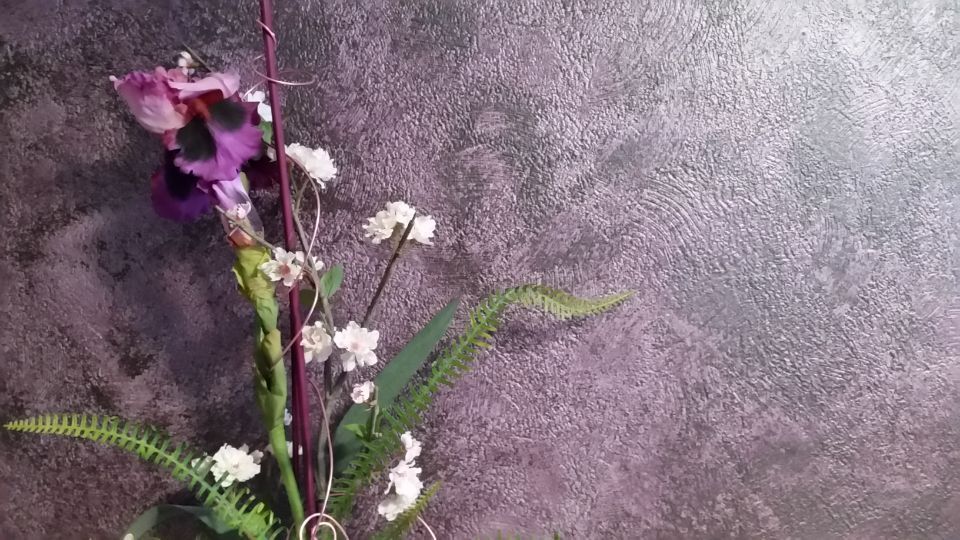 Gold Manuel Malerbetrieb Auberginefarbene Wand