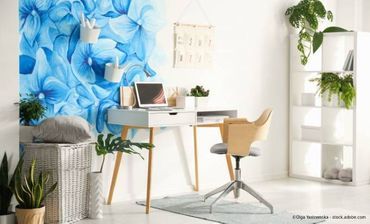 Gold Manuel Malerbetrieb Schreibtisch vor Wand mit blauen Blumen