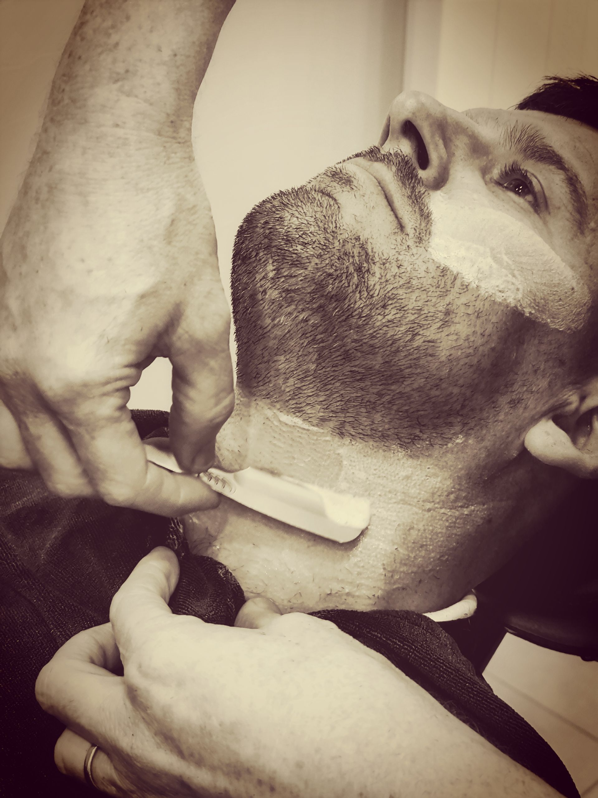 Un monsieur se fait raser la barbe