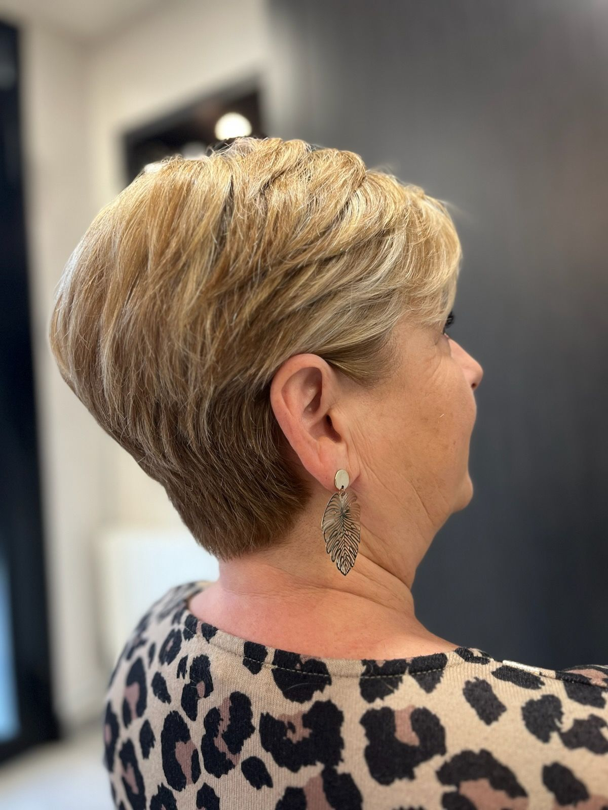 Coiffure courte , couleur blonde rehausser d'un balayage blond beige