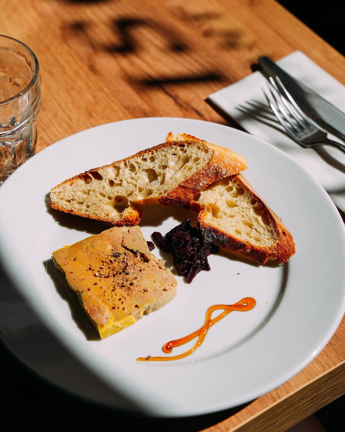 Une tranche de foie gras avec des tartines de pain.