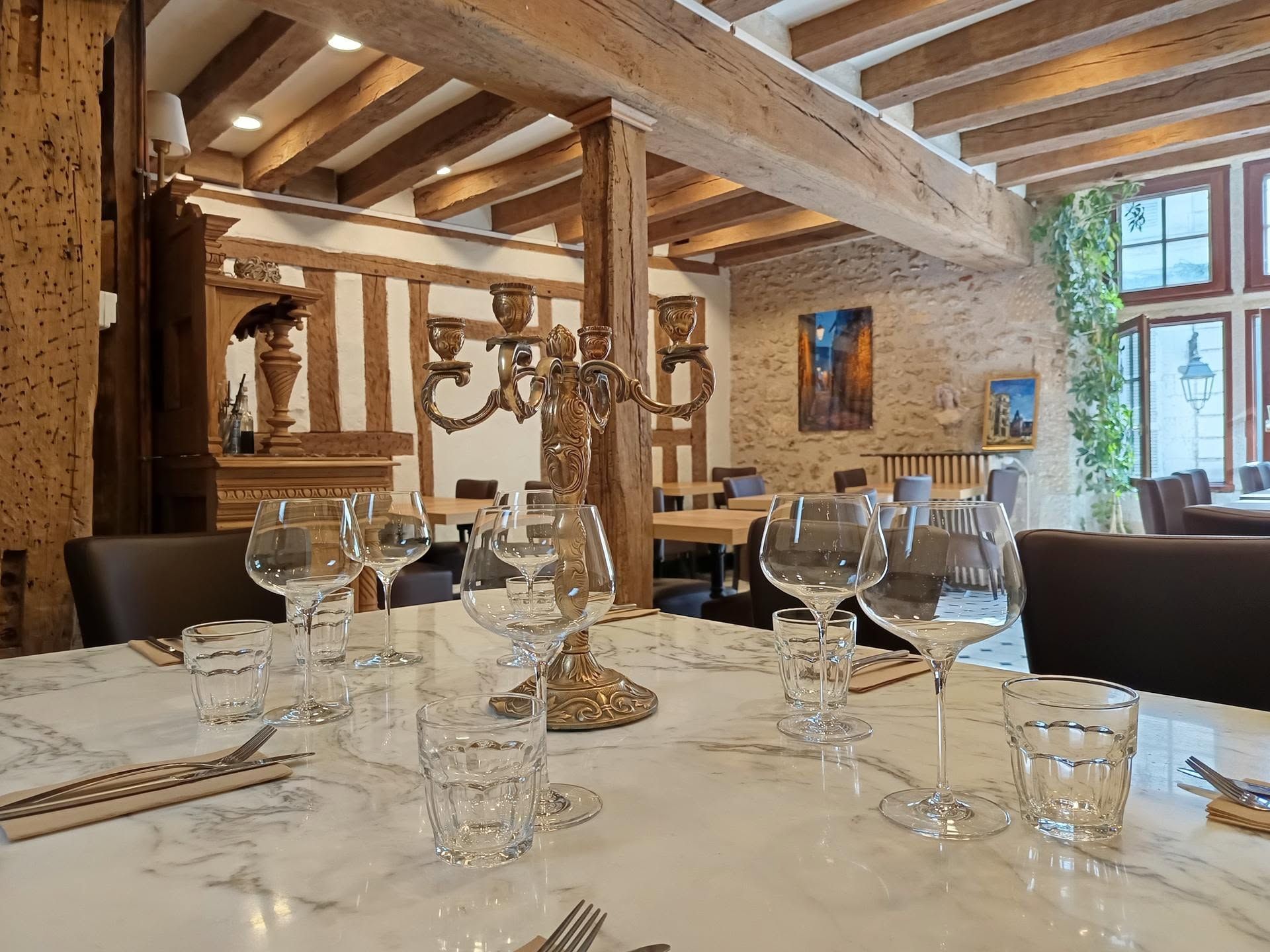 Gros plan sur les tables du restaurant avec des verres et des couverts.
