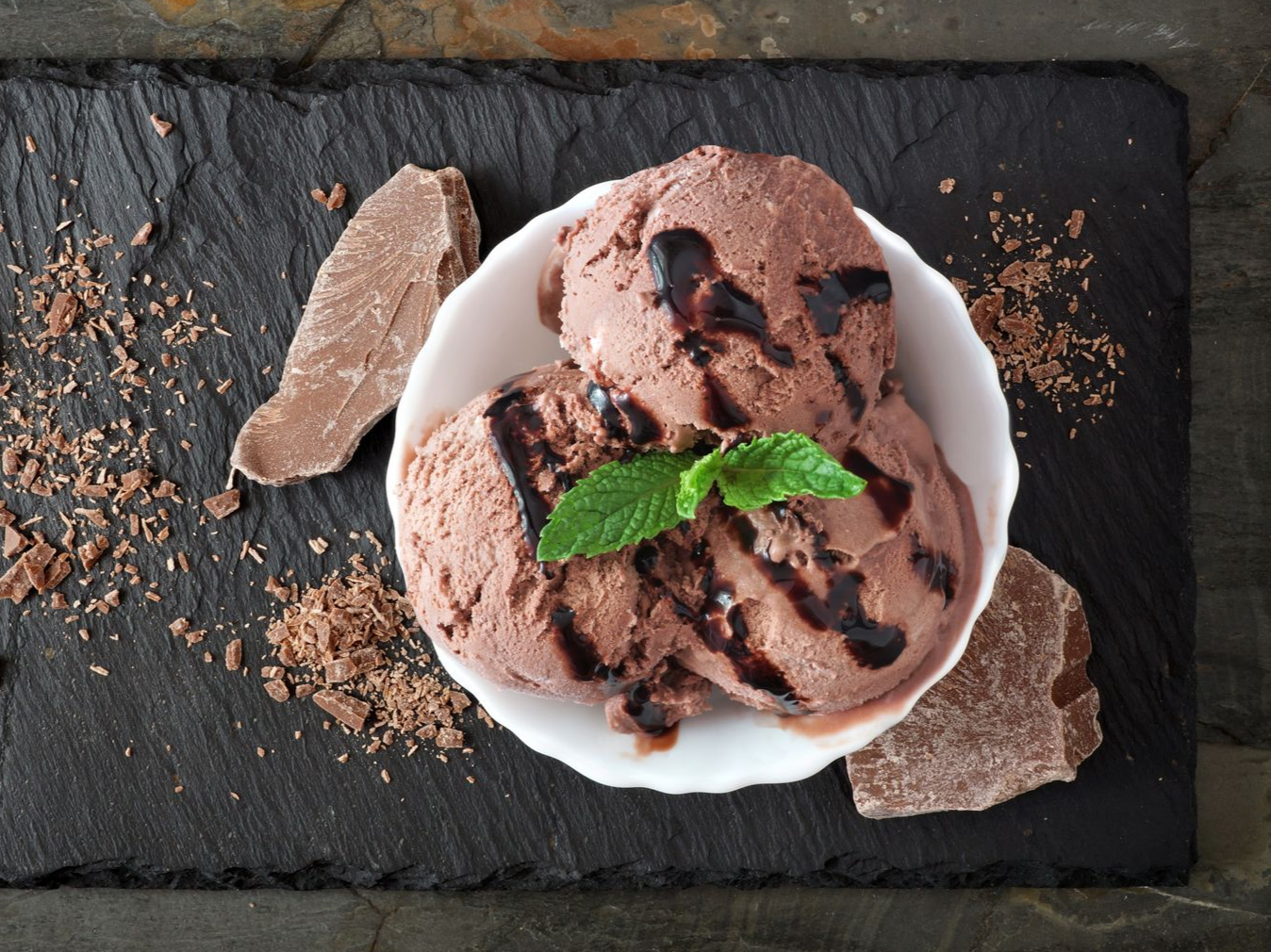 Une coupe avec des boules de glace au chocolat.