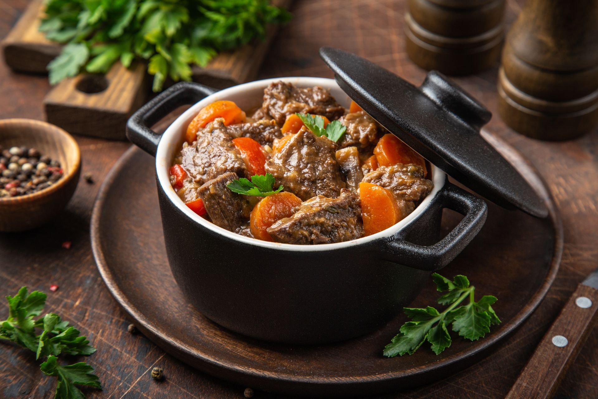 Un bœuf bourguignon dans une petite cocotte.