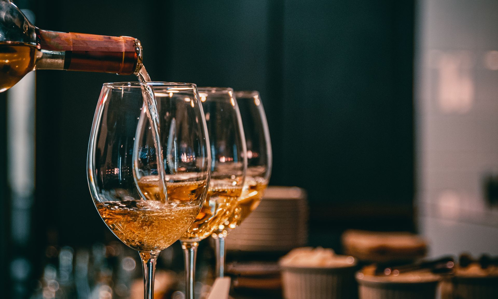 Des verres de vins blancs.