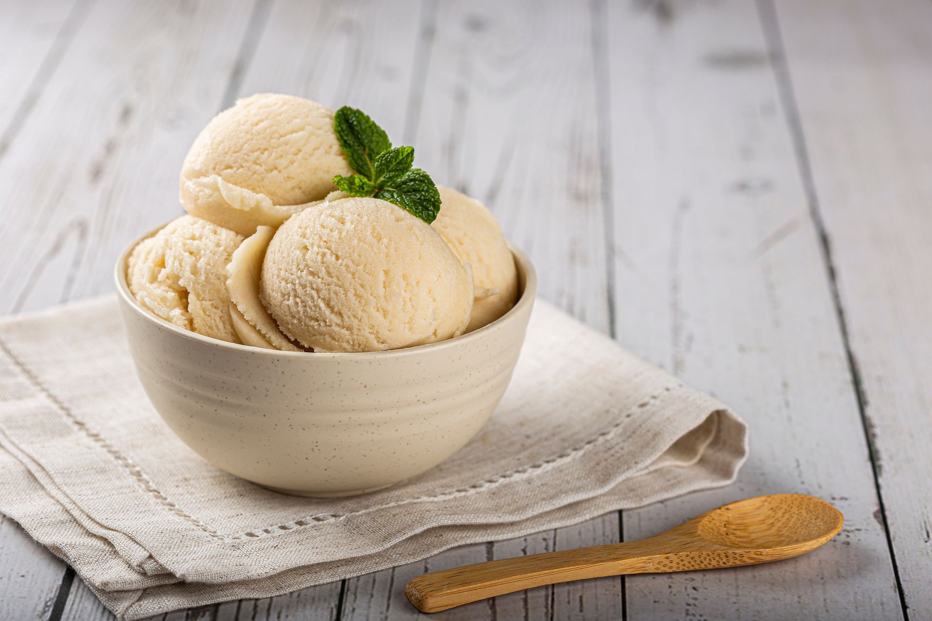Un bol avec des boules de glace à la vanille.