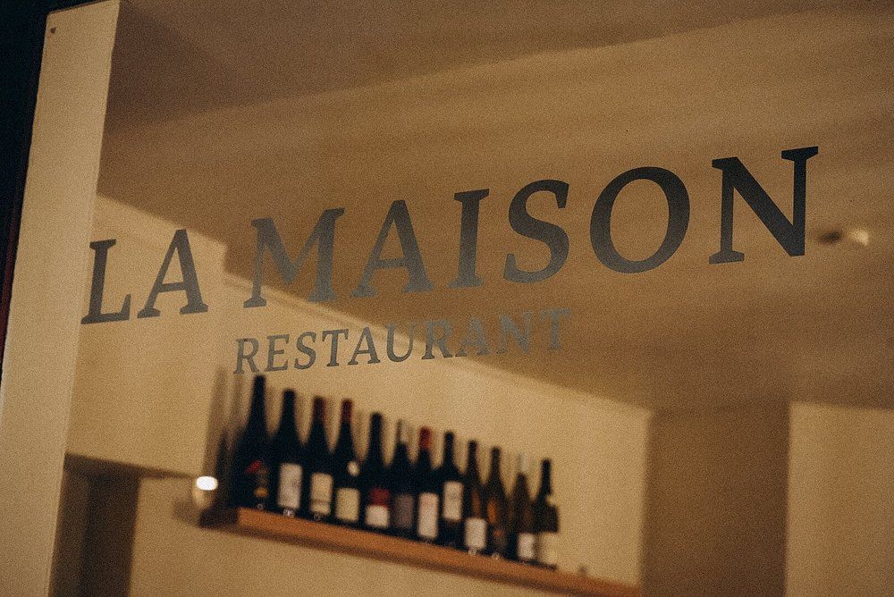 Gros plan sur le nom du restaurant inscrit sur la vitrine.