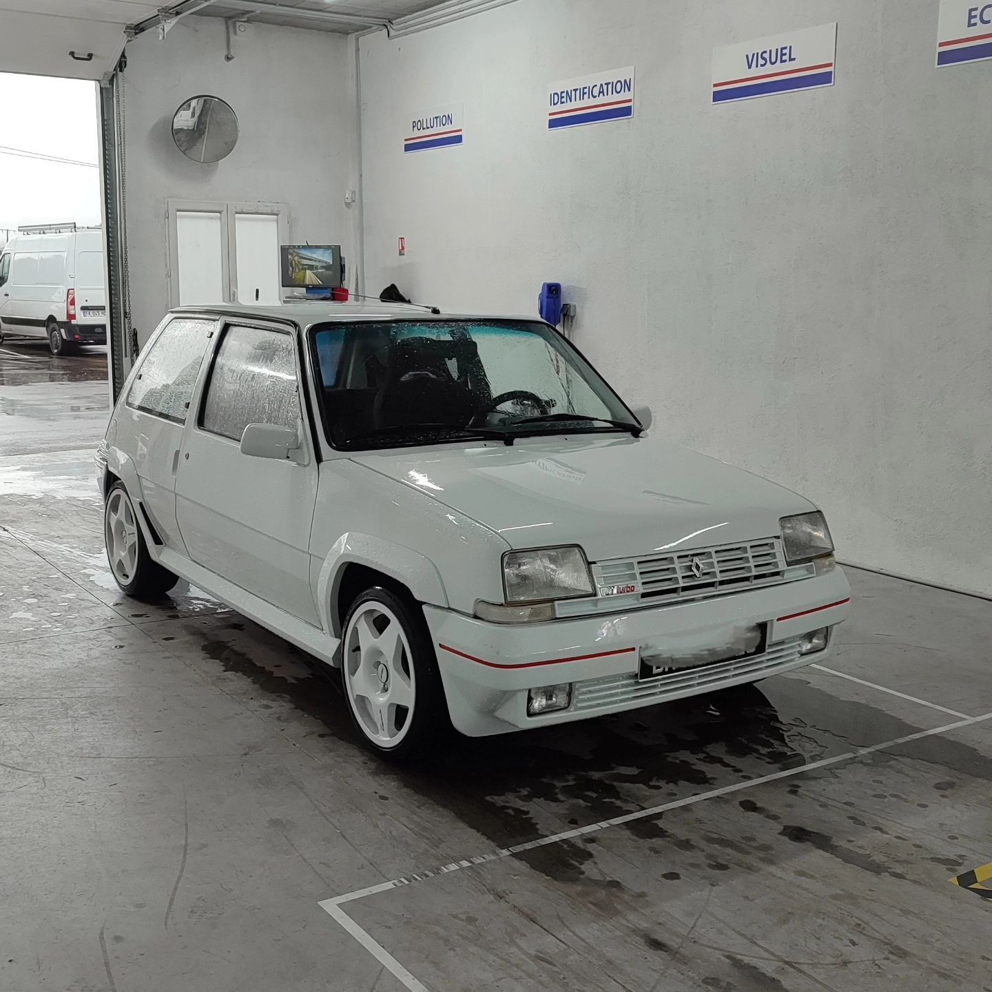 Une ancienne voiture de particulier