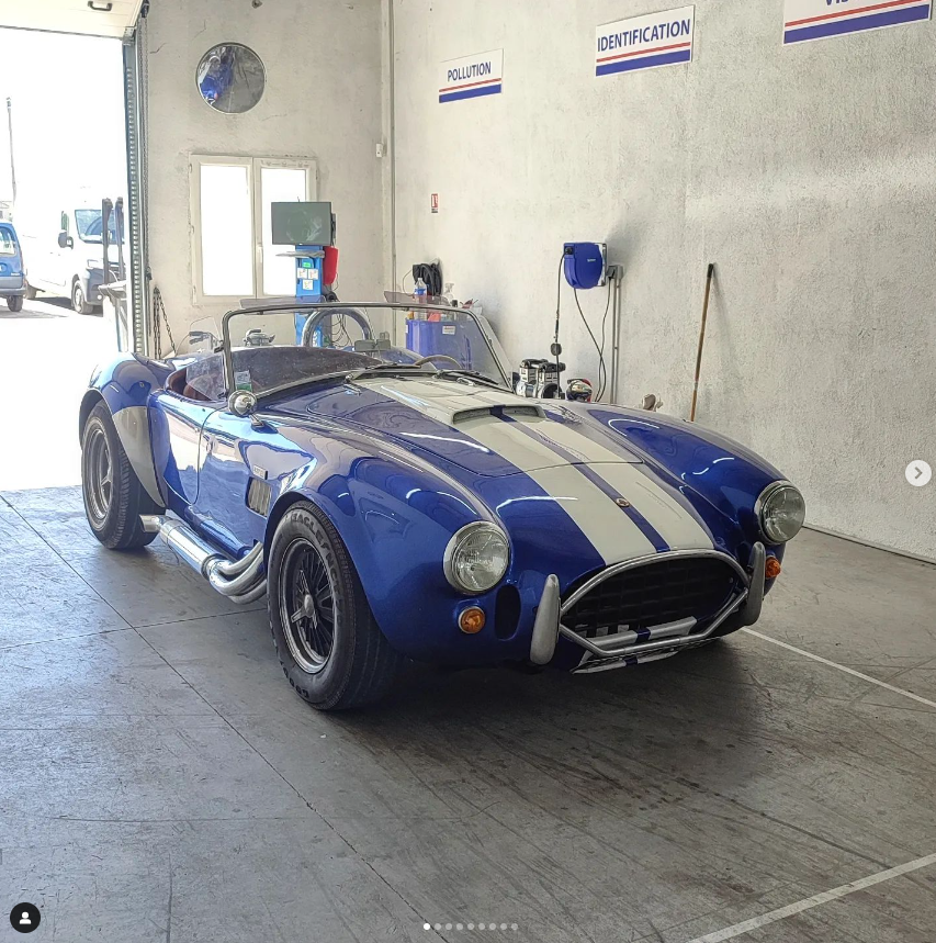 Une ancienne voiture avec des bandes de course