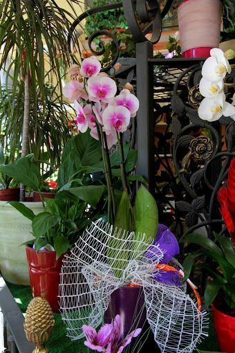 Un ramo de flores está sobre una mesa en un jardín.