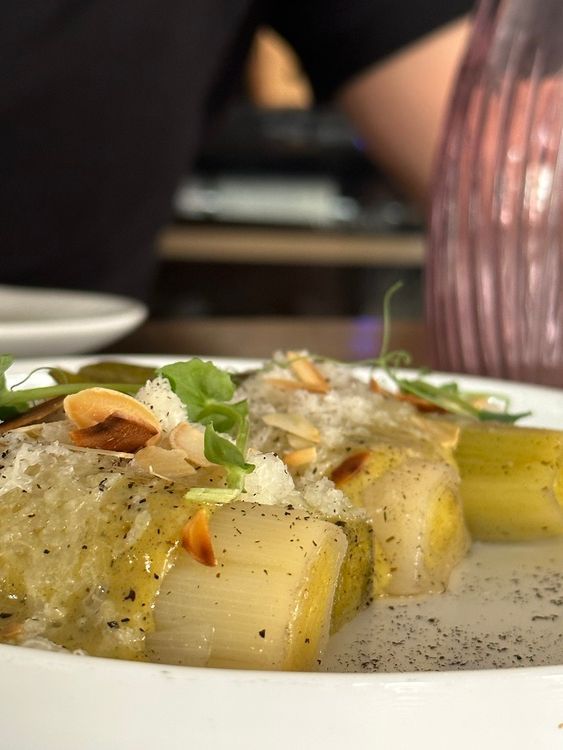 Un primer plano de un plato de comida sobre una mesa.