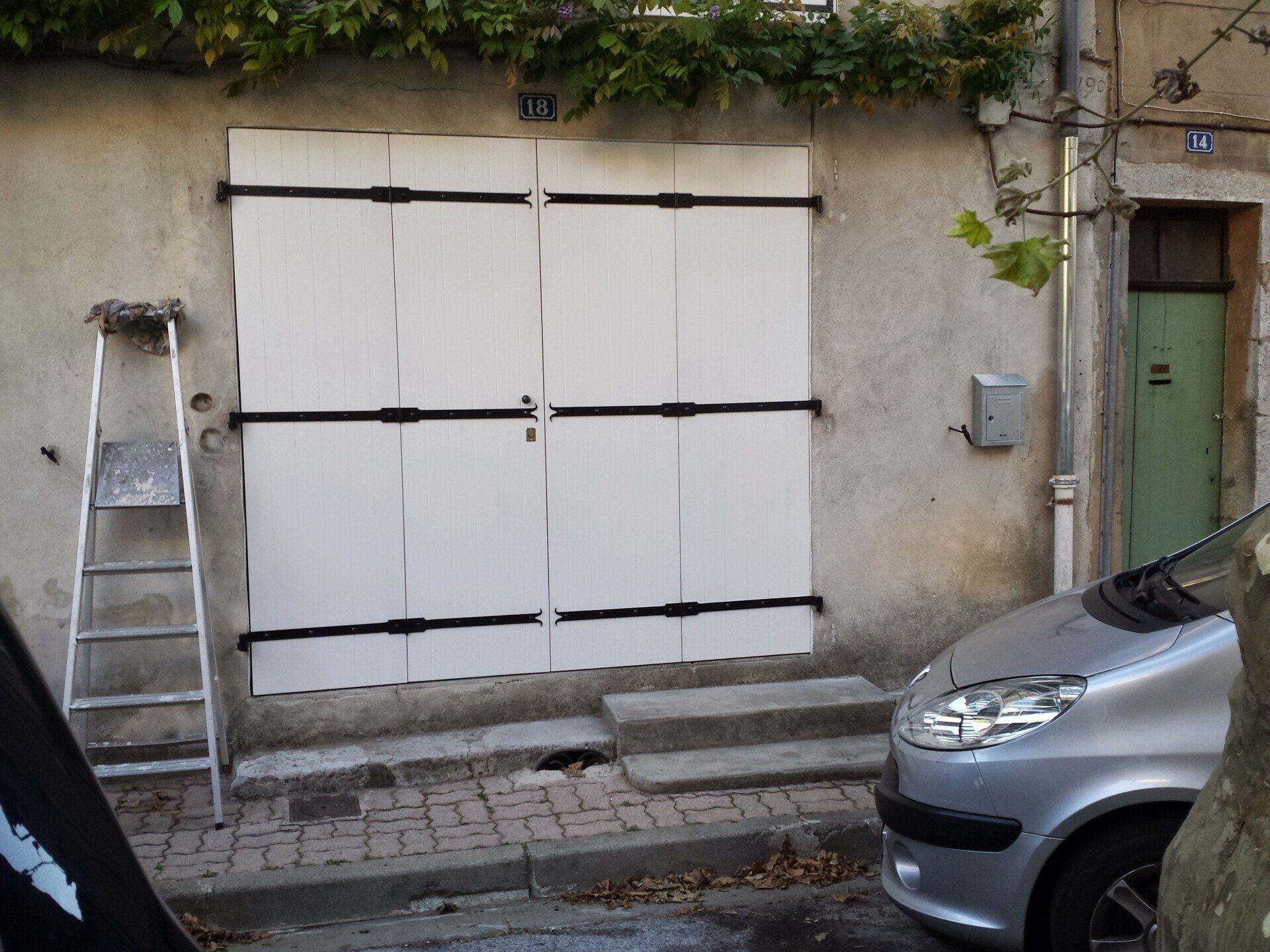 Grande porte battante blanche