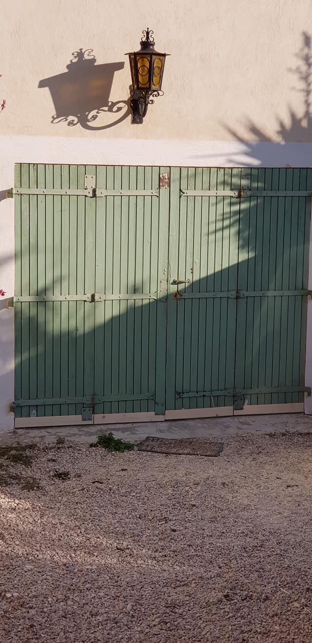 Grande porte battante verte