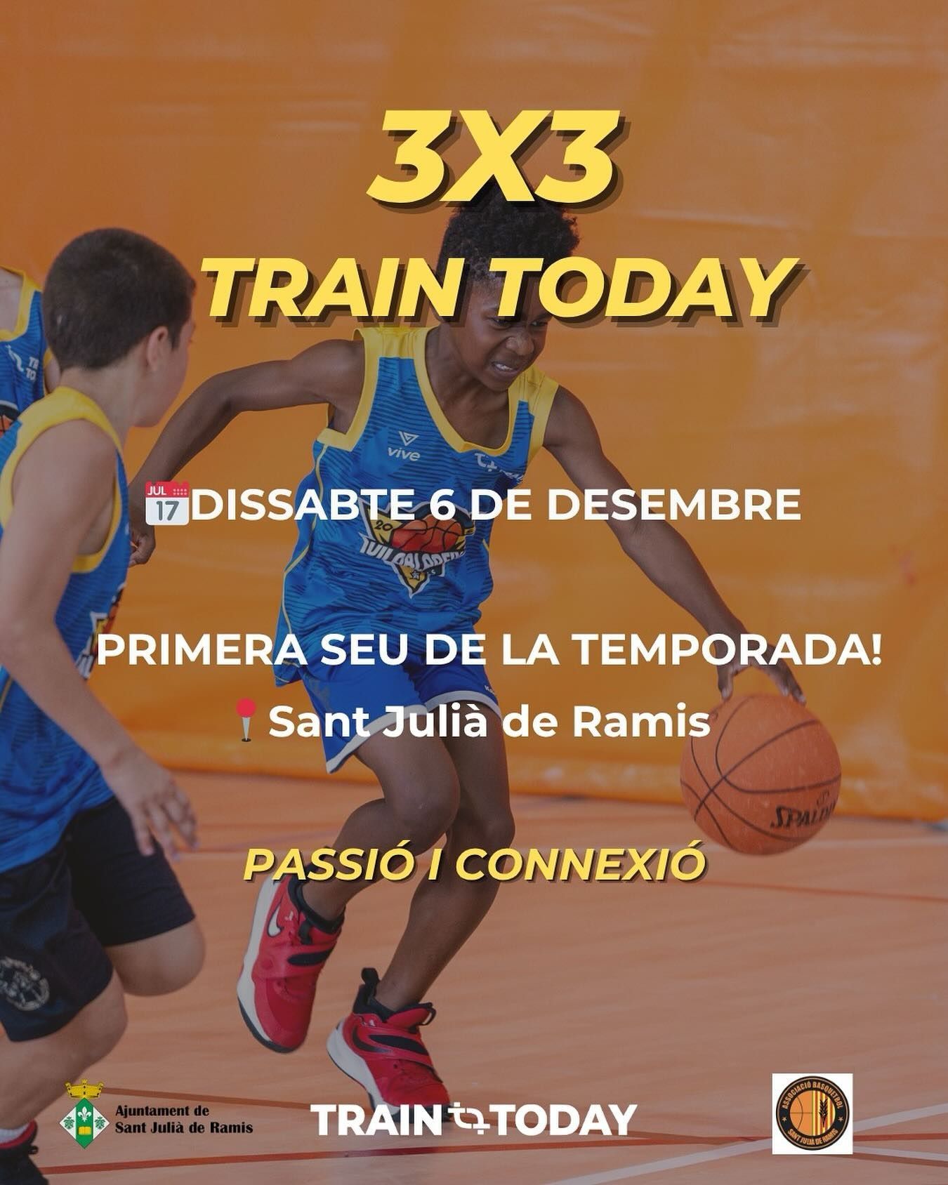 Una persona está tumbada en un banco de pesas, haciendo press de banca. Un observador la vigila, guiando la barra.