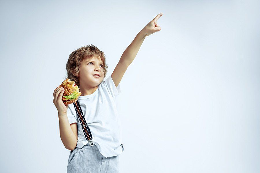 Burger dans les mains d'un enfant