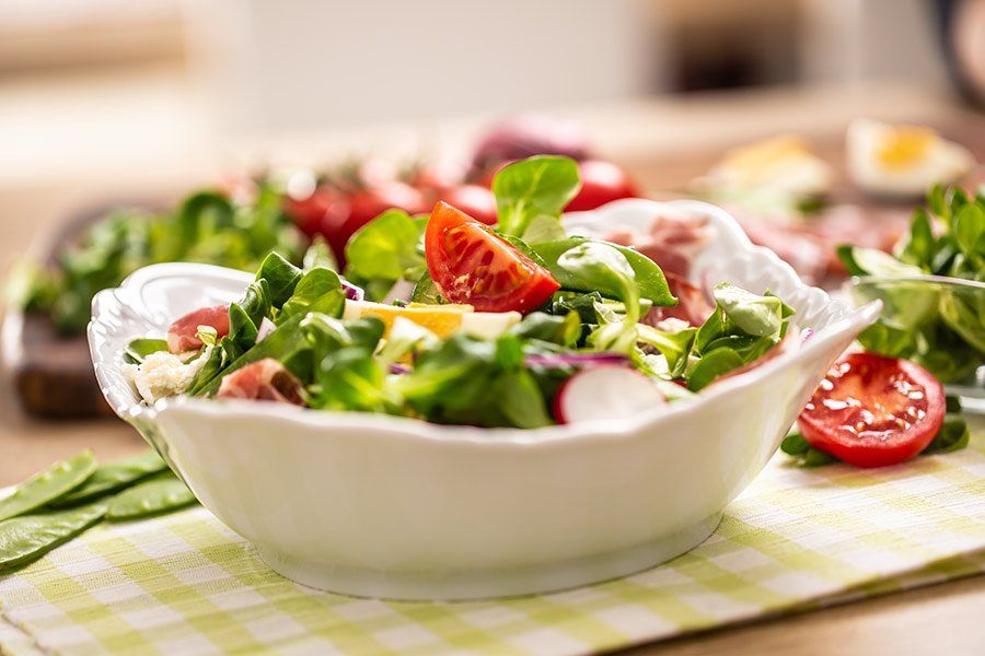 Salade avec tomates et œufs
