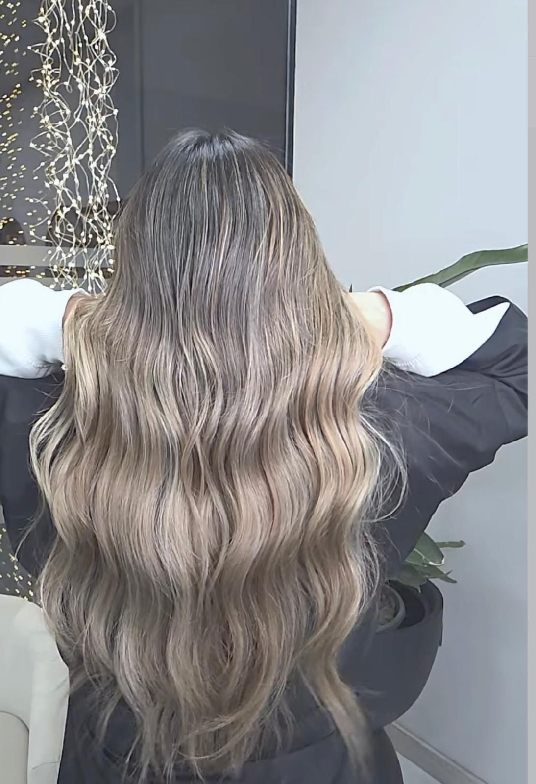 Cabello largo, ondulado, rubio y castaño con reflejos.