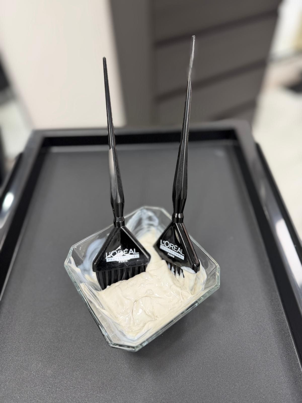 Cabello rubio y castaño ondulado con reflejos, peinado en salón.