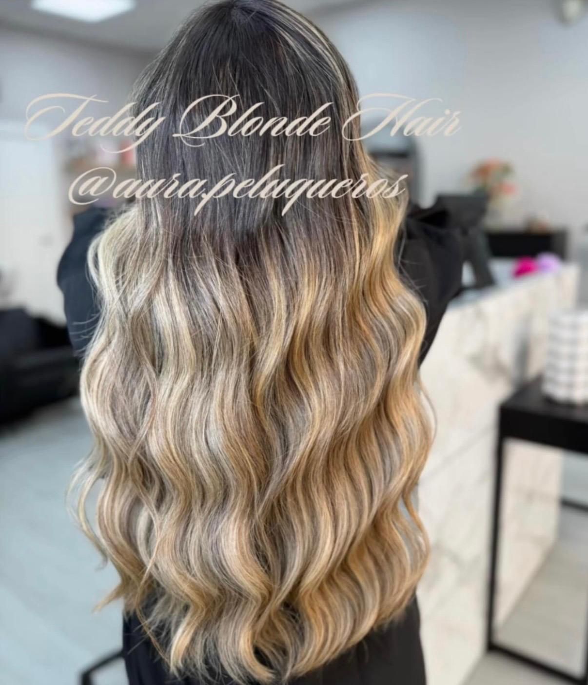 Peluquero cortando el pelo con tijeras y peine.