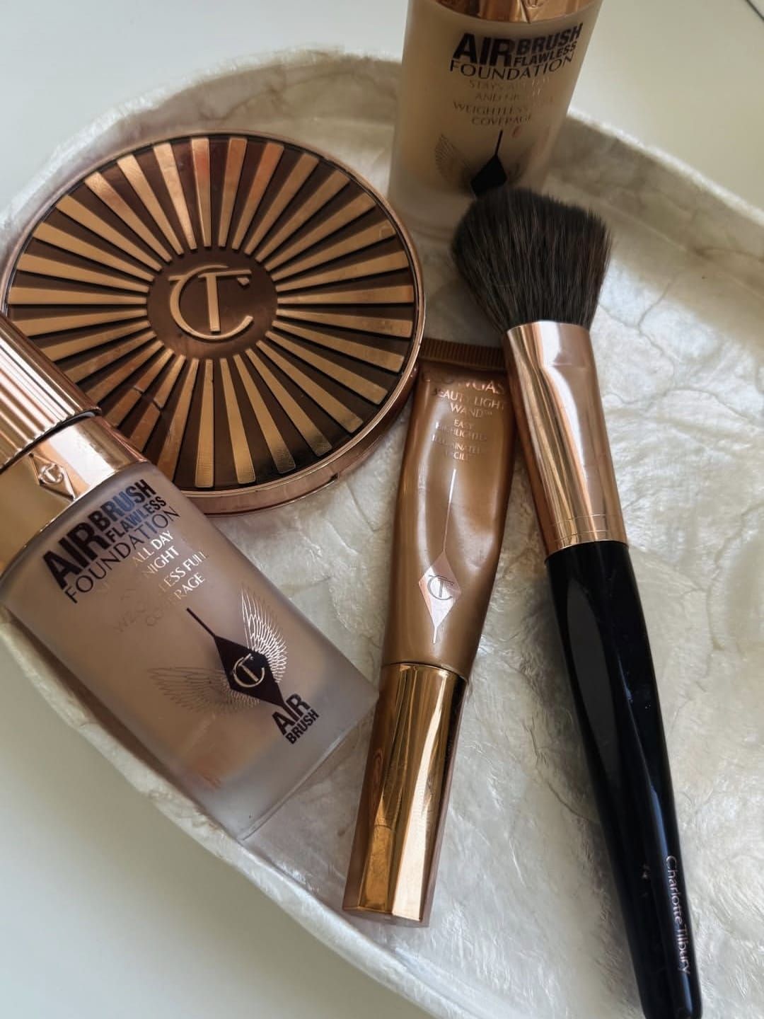 Elegante peinado recogido con flores blancas y reflejo de espejo.