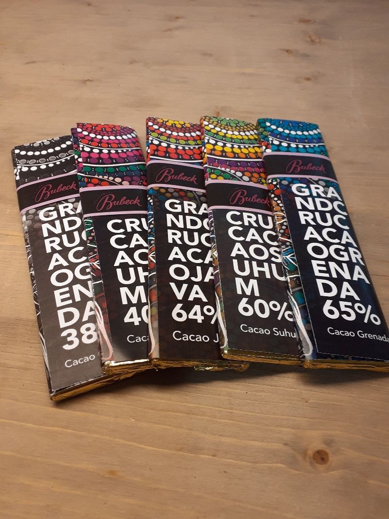 Ein weisser Teller mit schokoladenüberzogenen Erdnussbutterbällchen