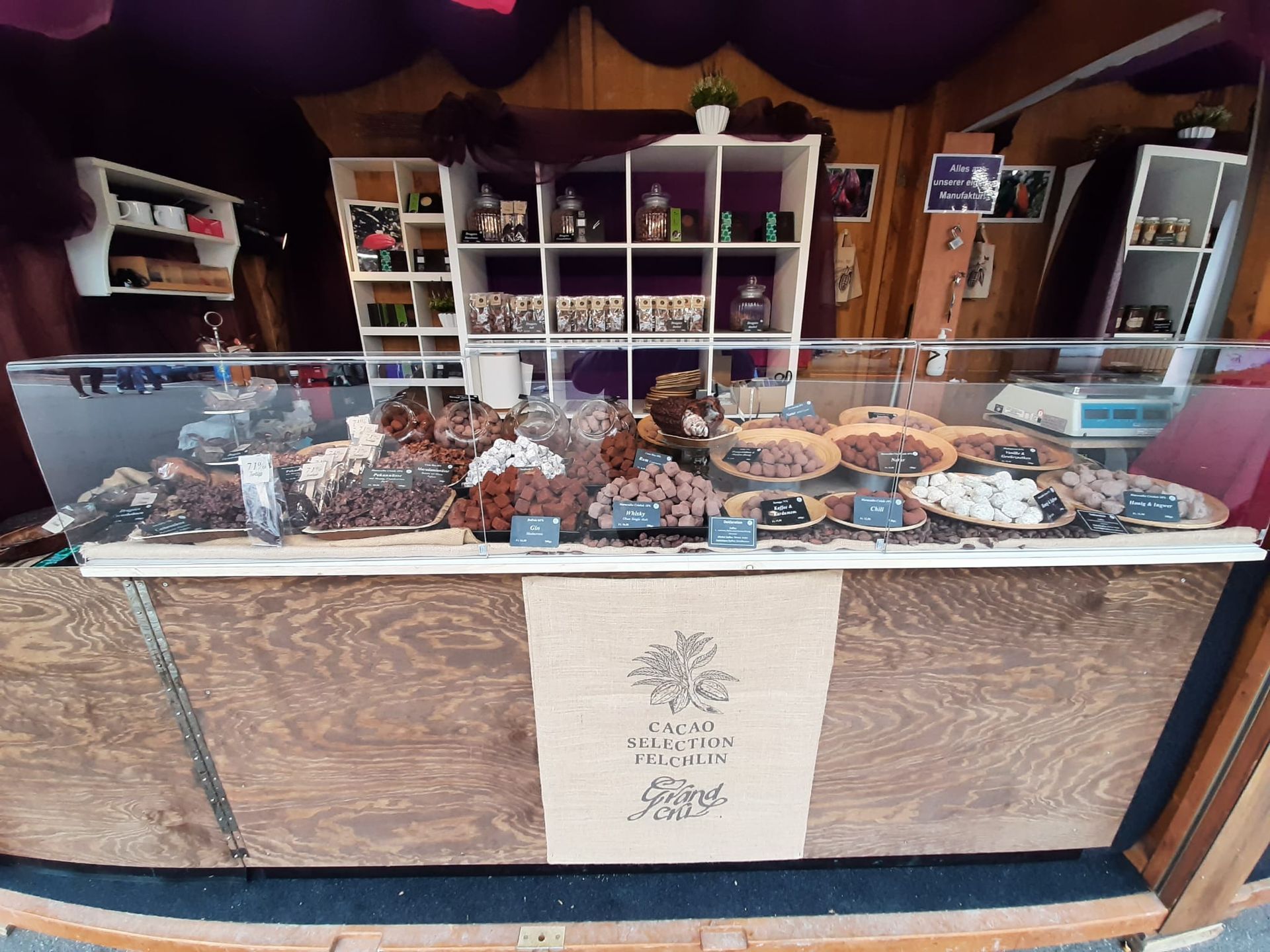 In einer Bäckerei werden verschiedene Desserts ausgestellt.