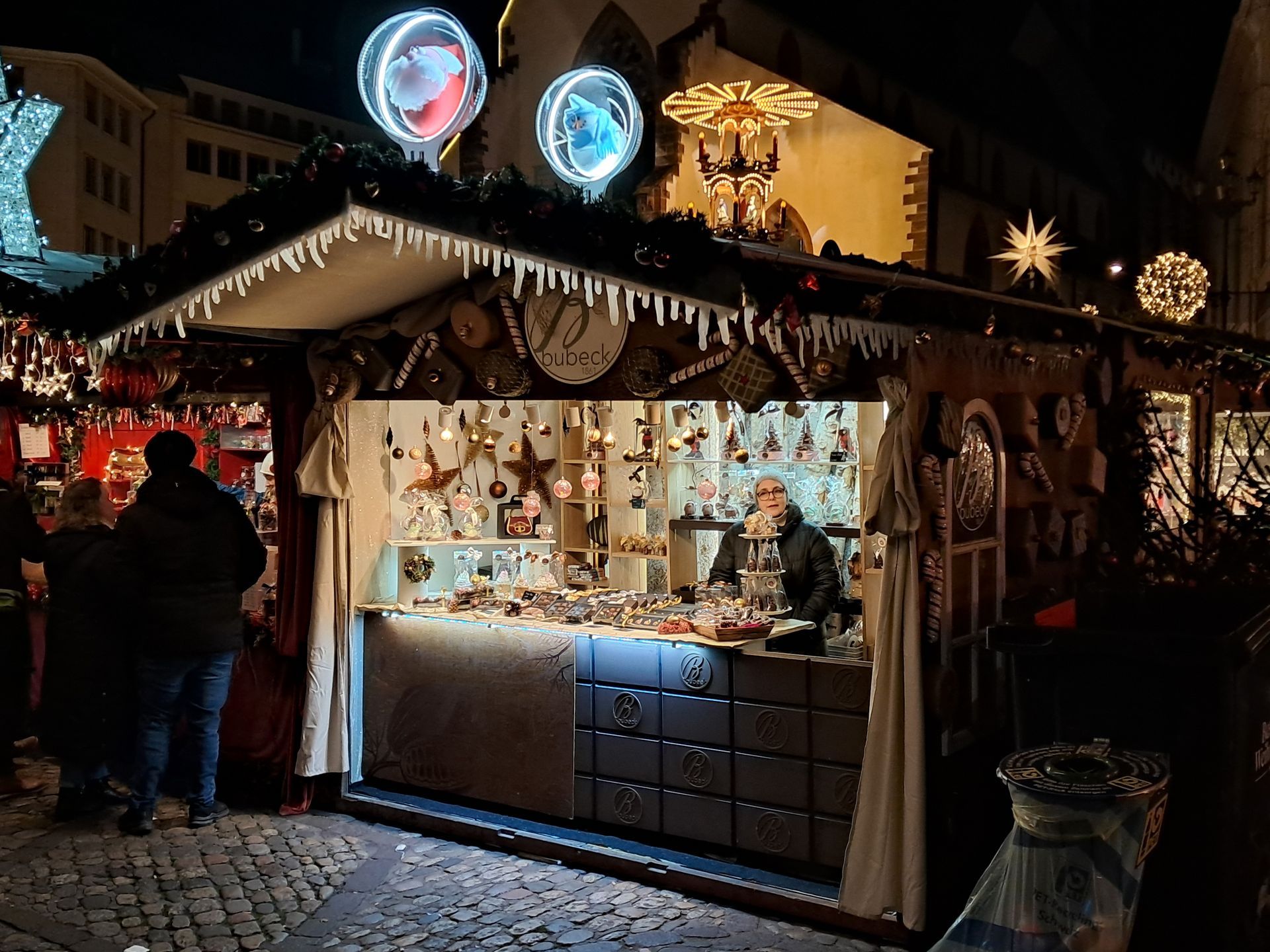 Eine Auswahl an Schokolade und Kakaobohnen auf einem Holztisch