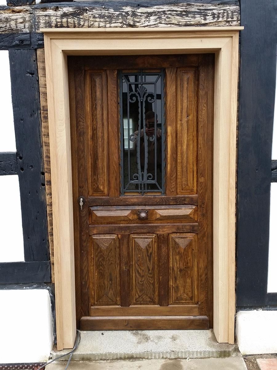 Eine Holztür mit einem schmiedeeisernen Design darauf